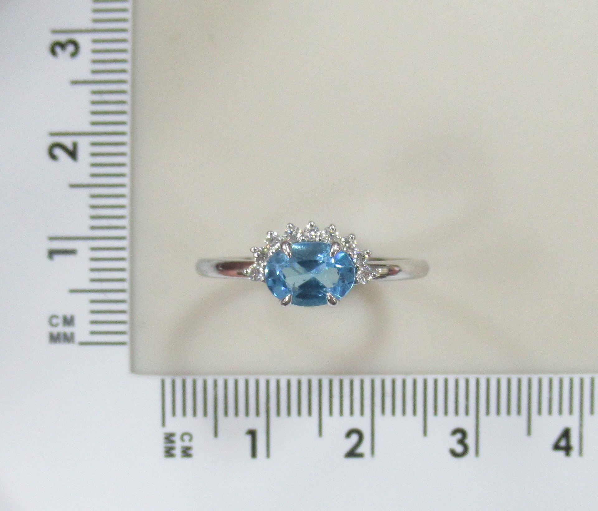 Кольцо из белого золота с топазом